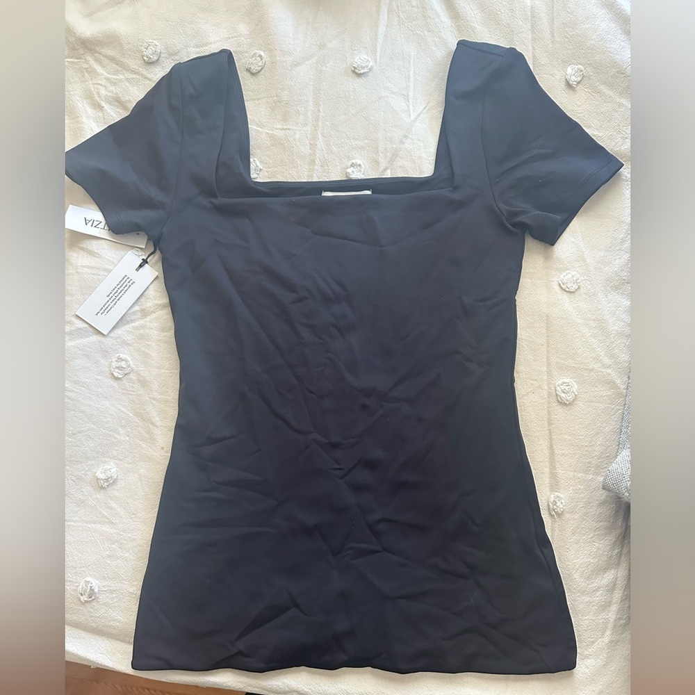 NWT aritzia contour shirt. Size M, black.
